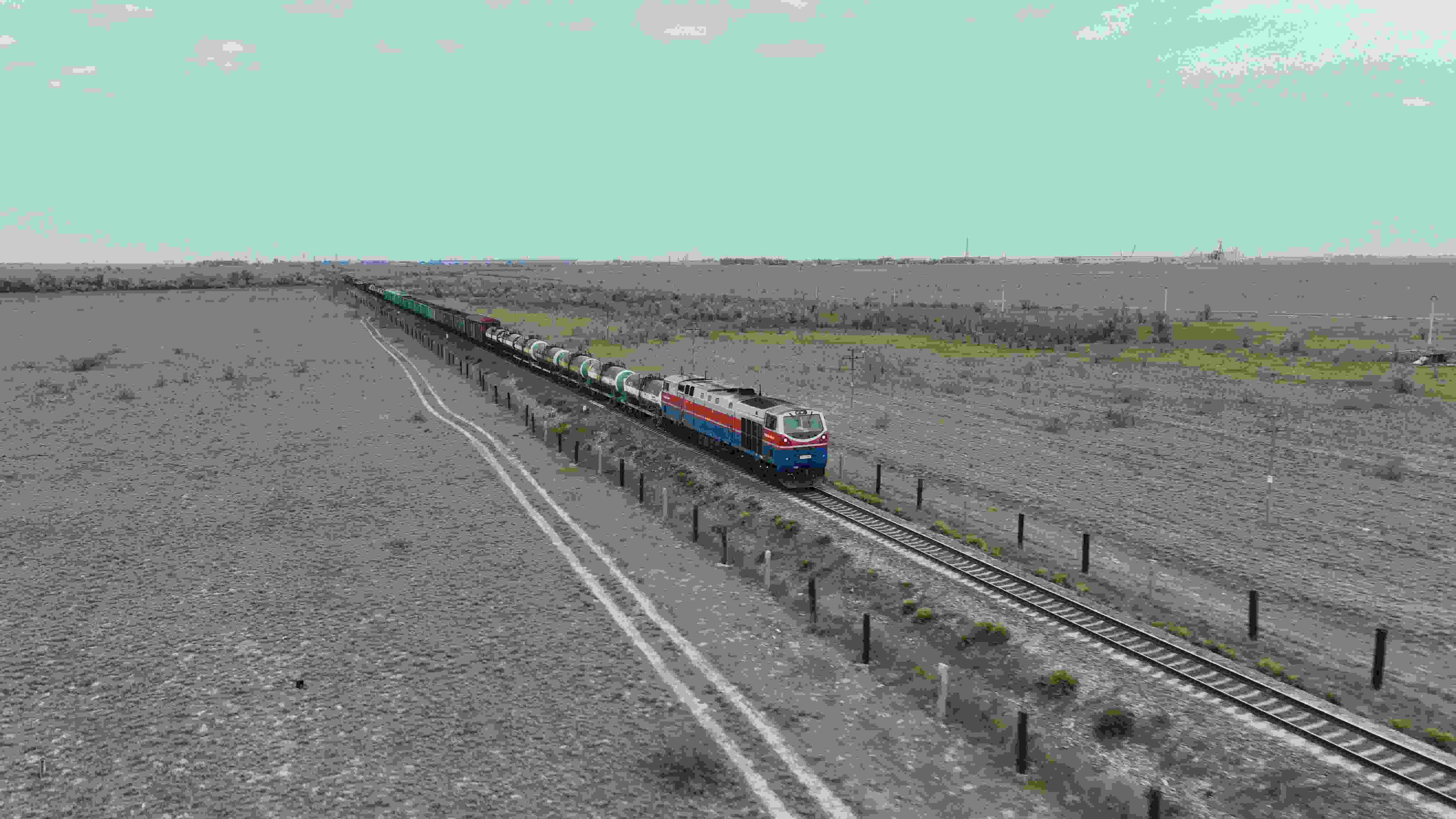 △ 2023年5月12日，在哈薩克斯坦阿拉木圖附近，貨運(yùn)列車馳騁于阿拉木圖與中國(guó)霍爾果斯間（無人機(jī)照片）。