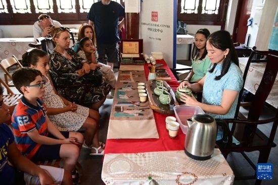 7月4日，在馬耳他桑塔露琪亞市的中國古典園林“靜園”，人們欣賞中國茶藝表演。新華社發(fā)（喬納森·博格 攝）