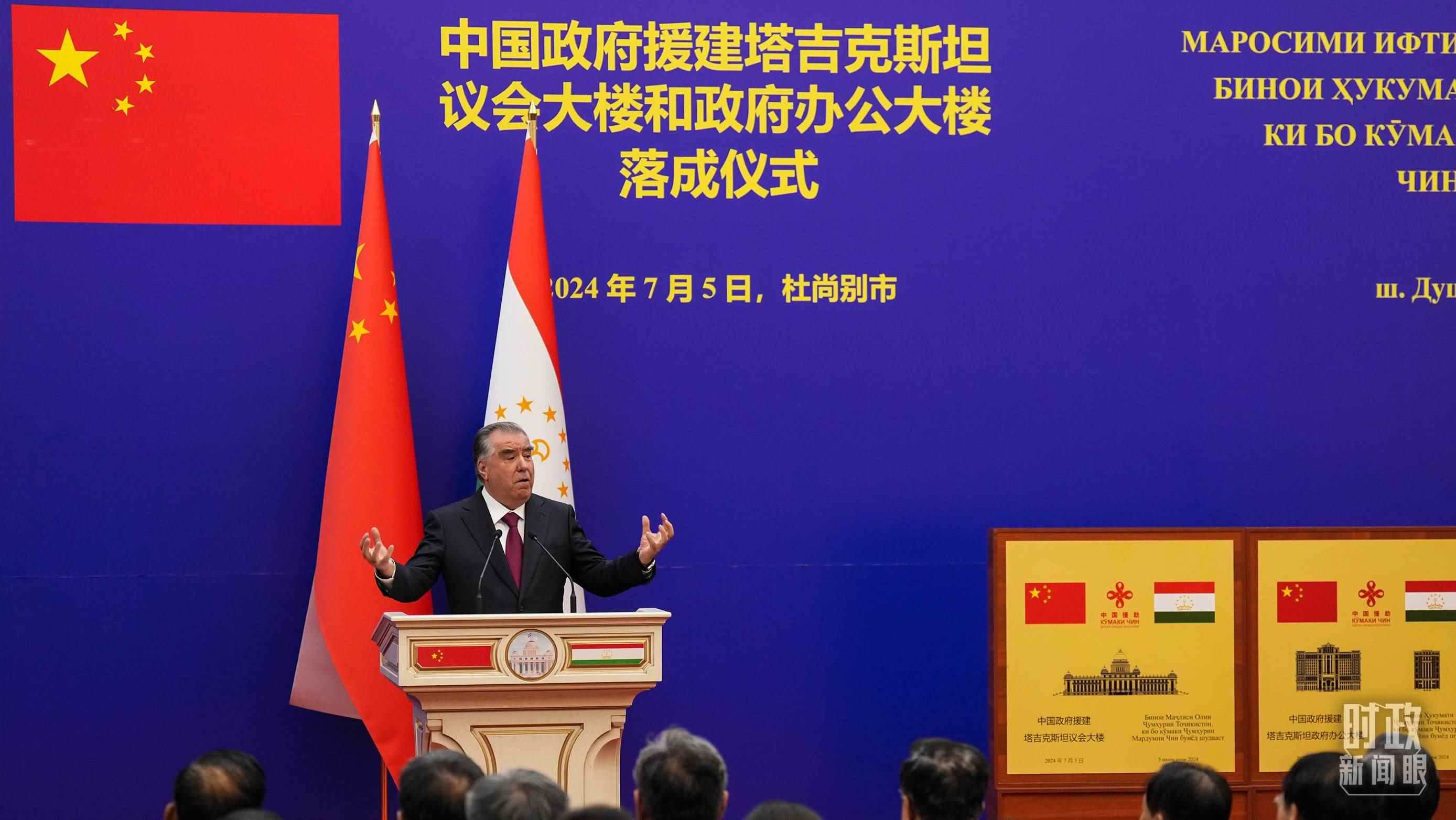 △拉赫蒙總統(tǒng)在落成儀式現(xiàn)場(chǎng)。（總臺(tái)記者李晉拍攝）