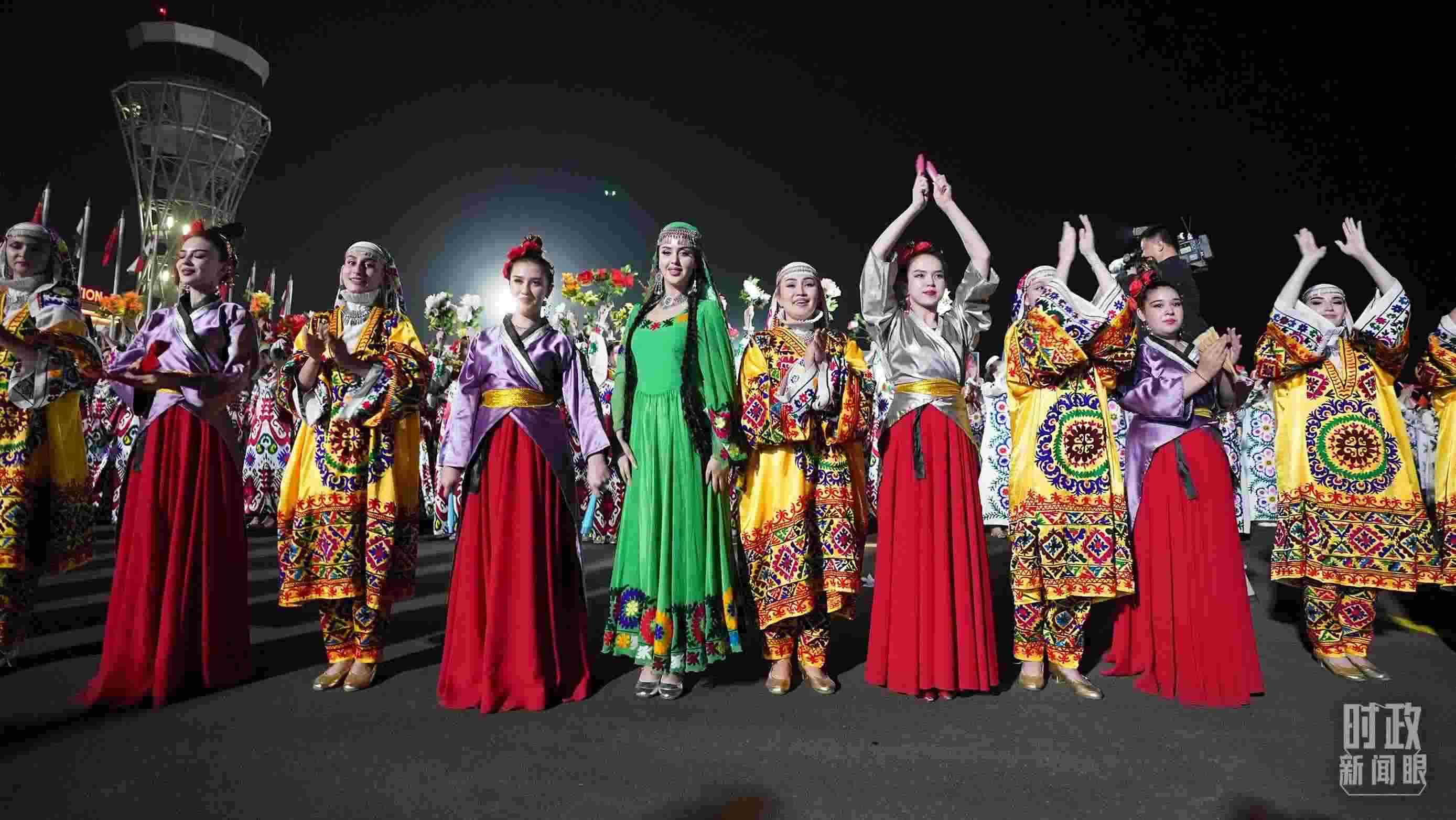 △迎賓儀式上身著民族盛裝的塔吉克斯坦青年。（總臺(tái)記者李晉拍攝）