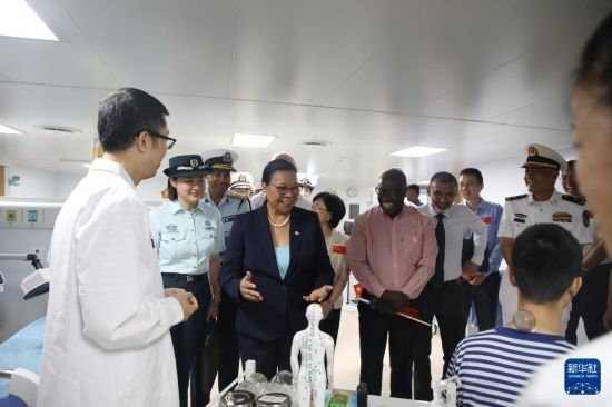 7月5日，塞舌爾衛(wèi)生部長維多在中國海軍“和平方舟”號醫(yī)院船上參觀中醫(yī)診室。新華社發(fā)（劉志磊 攝）