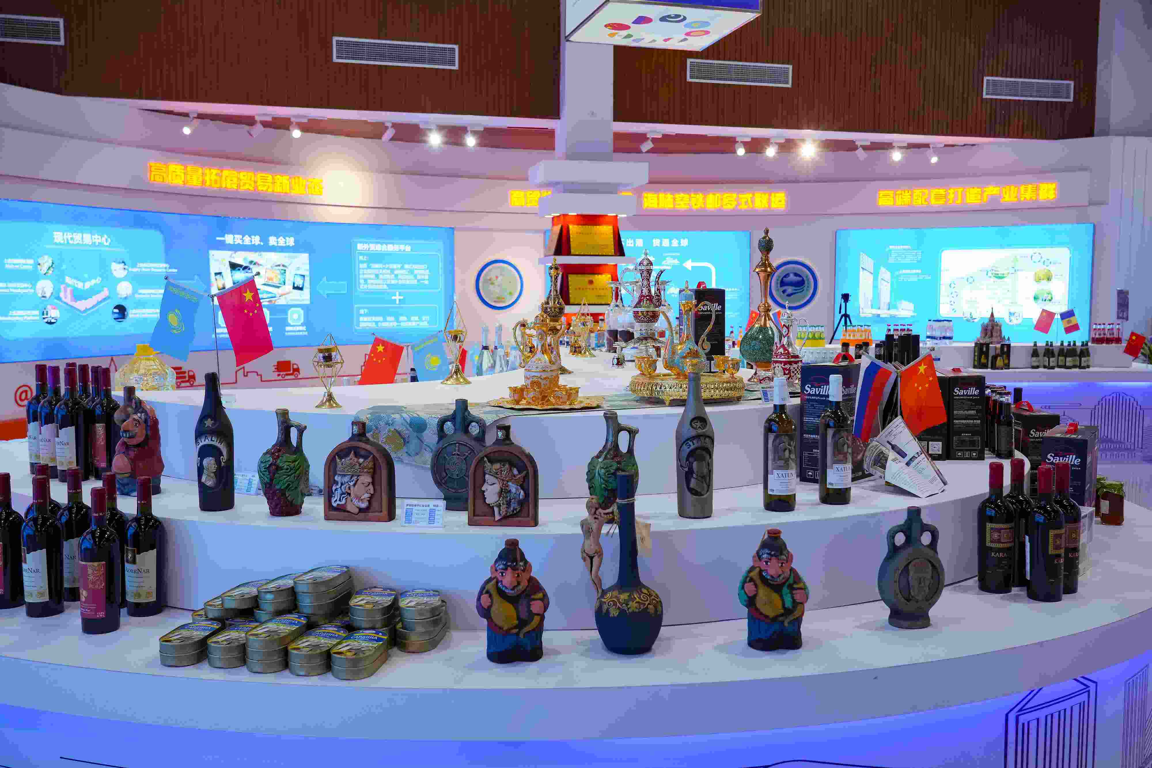 2022年10月19日，青島，上合示范區(qū)展出的上合組織國家特色商品。