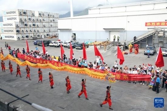 這是7月5日在塞舌爾維多利亞新港碼頭拍攝的歡迎儀式。新華社發(fā)（劉志磊 攝）