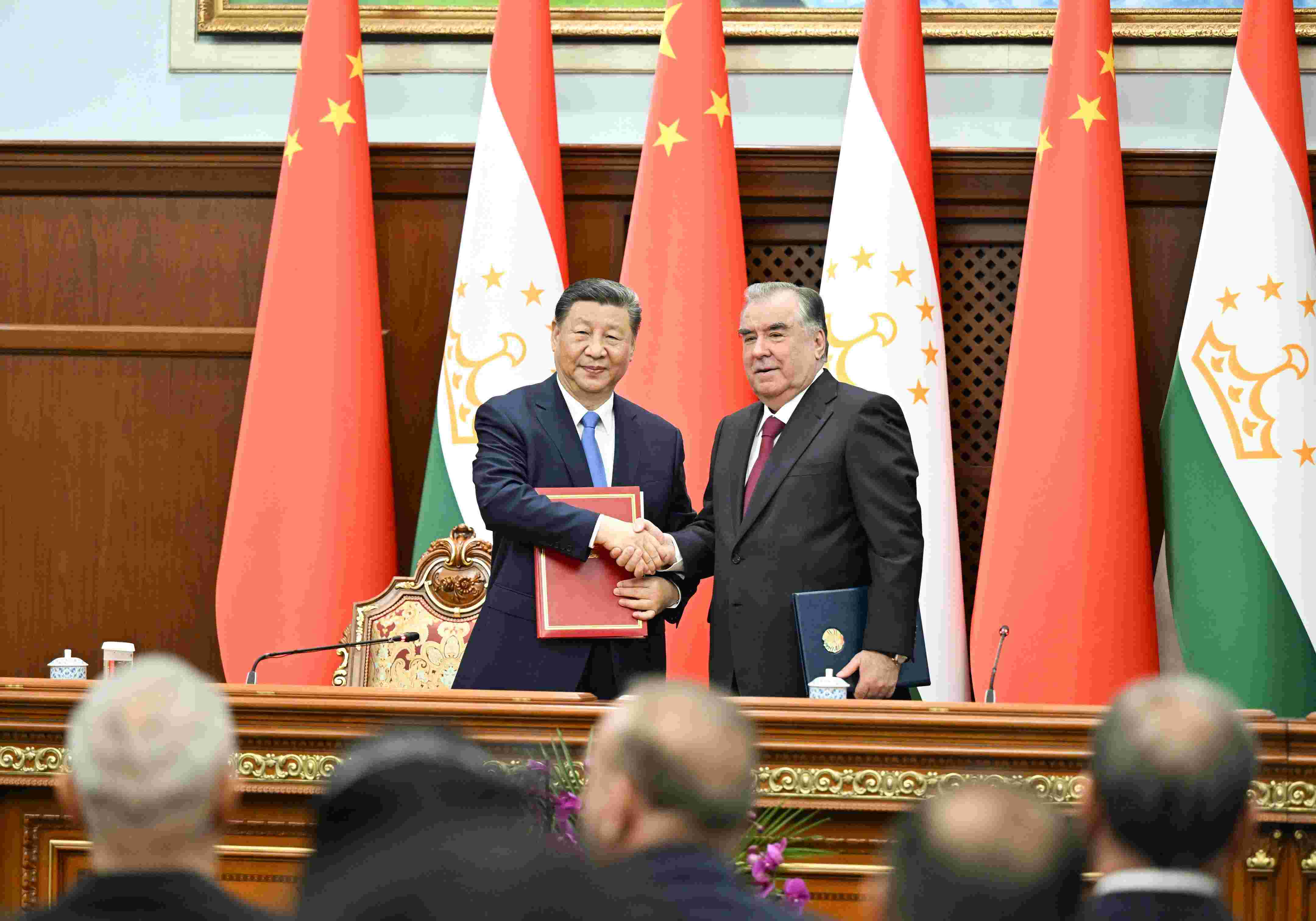 當(dāng)?shù)貢r(shí)間2024年7月5日下午，習(xí)近平主席同塔吉克斯坦總統(tǒng)拉赫蒙在杜尚別總統(tǒng)府舉行會(huì)談。會(huì)談后，兩國(guó)元首共同簽署《中華人民共和國(guó)和塔吉克斯坦共和國(guó)關(guān)于發(fā)展新時(shí)代全面戰(zhàn)略合作伙伴關(guān)系的聯(lián)合聲明》。