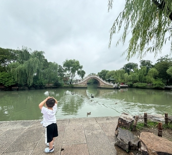 一位小朋友在二十四橋旁拍照。人民網(wǎng)記者 金慧慧攝