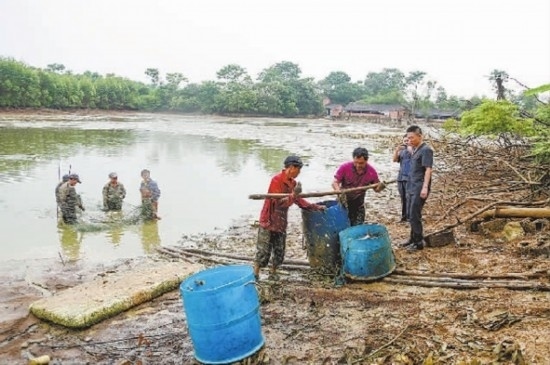 圖②：執(zhí)行干警督促凌某捕魚清塘。