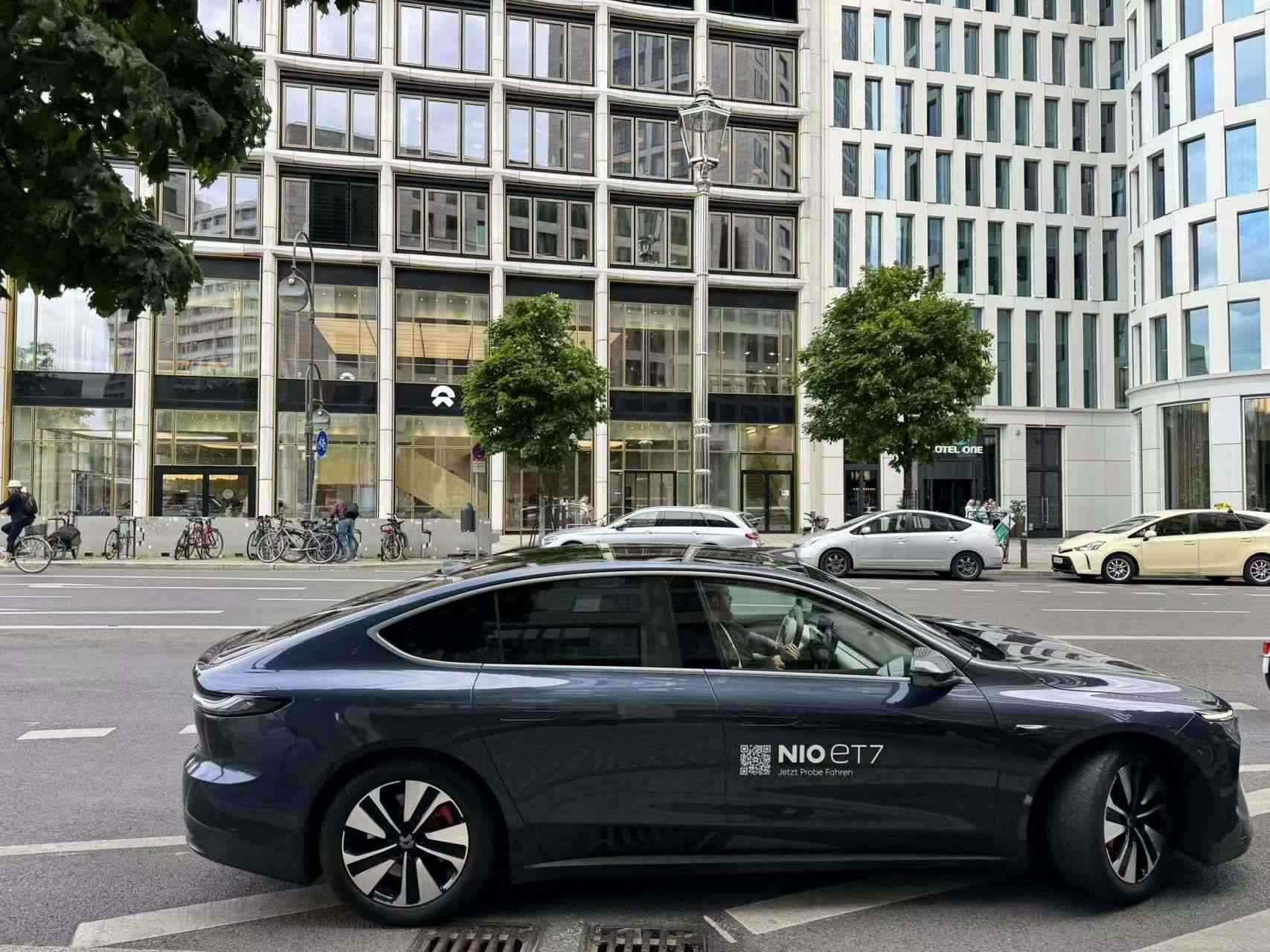 消費者在蔚來柏林智能駕駛中心前試駕電動汽車。 人民網(wǎng)記者 李強(qiáng)攝