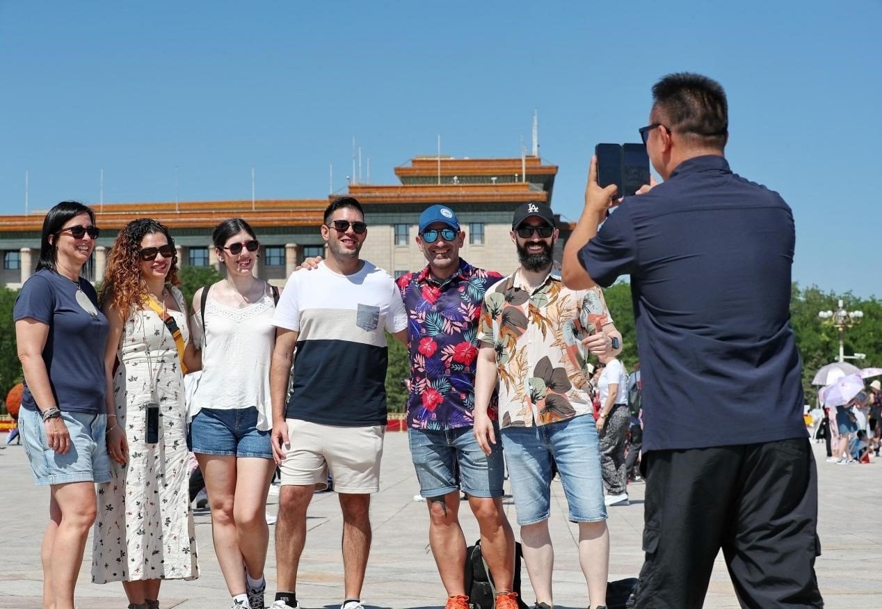 入境游持續(xù)升溫，眾多外國游客游覽天安門廣場。（圖片來源：視覺中國）