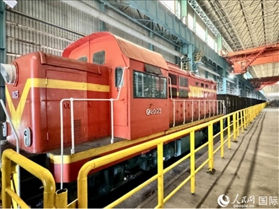 運輸通鋼產(chǎn)品的火車。人民網(wǎng) 謝瑩攝