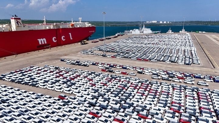 這是2024年3月28日拍攝的斯里蘭卡漢班托塔港（無人機照片）。漢班托塔港是中斯共建“一帶一路”重點合作項目，位于斯里蘭卡南端，是一座綜合性人工深水海港，許多往來亞洲、歐洲、非洲的貨船在此經(jīng)過。新華社記者 徐欽 攝