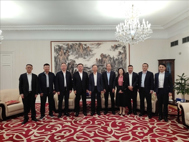 中國(guó)駐瑞典大使崔愛(ài)民（左五）會(huì)見(jiàn)中國(guó)中鐵股份有限公司總裁陳文健一行并合影。中國(guó)駐瑞典大使館供圖