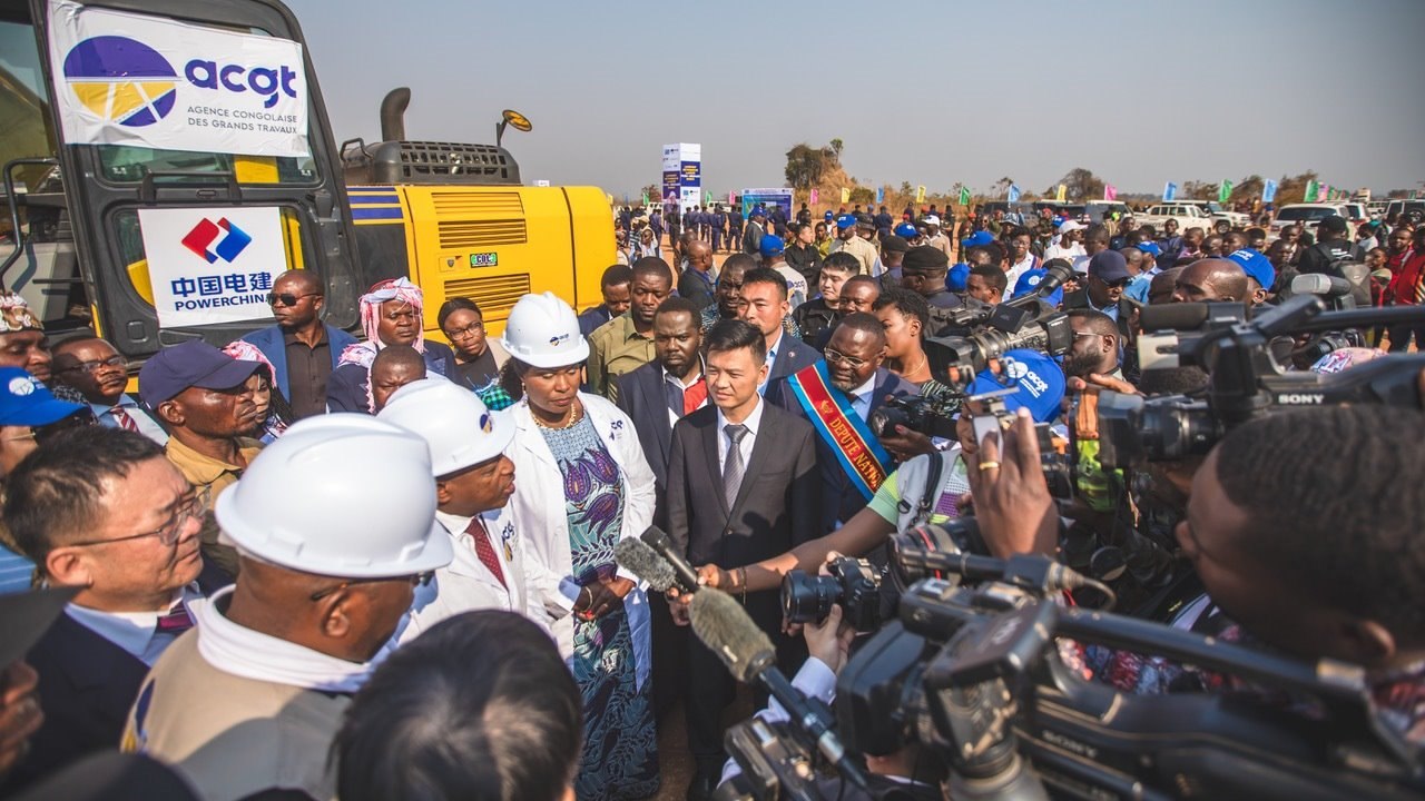 剛果（金）當(dāng)?shù)孛襟w采訪出席開工儀式的有關(guān)負(fù)責(zé)人。中鐵資源集團(tuán)供圖