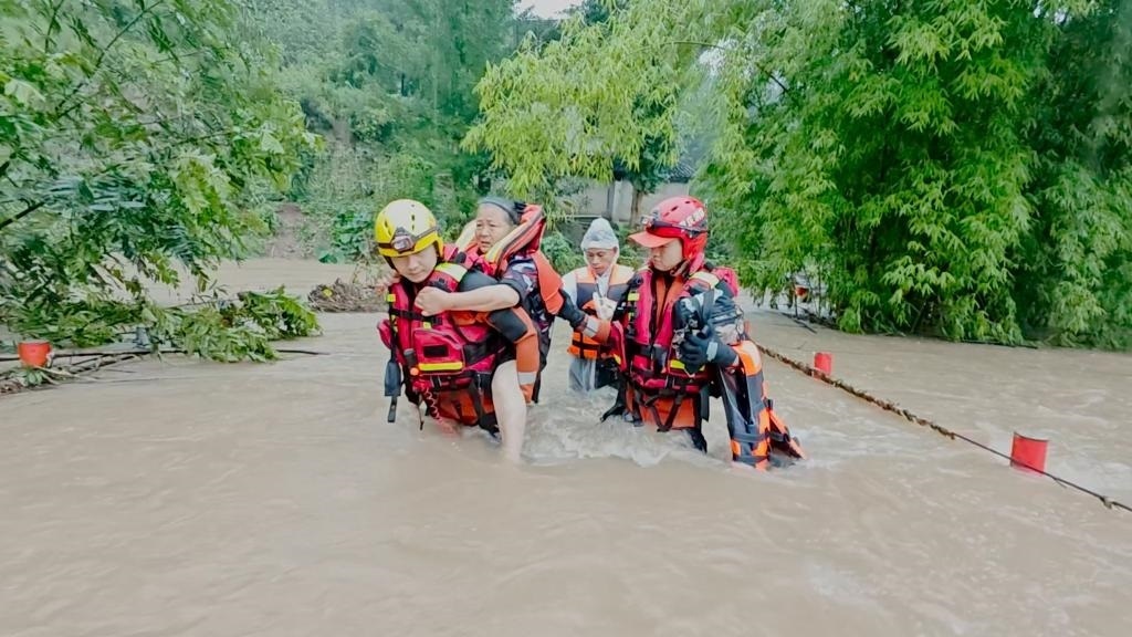 在忠縣，救援人員正在轉(zhuǎn)移受災(zāi)群眾。新華社發(fā)