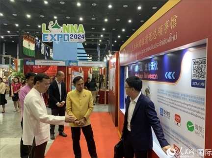 7月9日，中國駐清邁總領(lǐng)事陳海平與清邁副府尹威拉蓬等共同參觀以“暢游中國、支付無憂”為主題的中國展位。人民網(wǎng)記者章念生攝