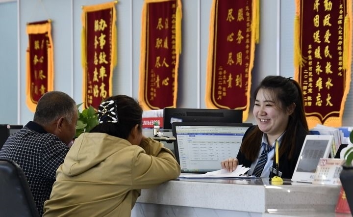 2024年3月25日，北京市大興區(qū)龐各莊鎮(zhèn)政務(wù)服務(wù)中心的工作人員耐心為群眾解答問(wèn)題。大興區(qū)龐各莊鎮(zhèn)政務(wù)服務(wù)中心用“最多跑一次”的工作理念為企業(yè)和群眾提供了便利化、精準(zhǔn)化、個(gè)性化的衍生服務(wù)。新華社記者 李欣 攝