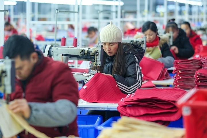 2024年1月18日，社區(qū)居民在紅安社區(qū)的鄉(xiāng)村振興就業(yè)車間工作。紅安社區(qū)是由易地搬遷安置區(qū)單獨(dú)成立的新社區(qū)，位于湖南省湘西土家族苗族自治州鳳凰縣禾庫(kù)鎮(zhèn)。新華社記者 張鋮 攝