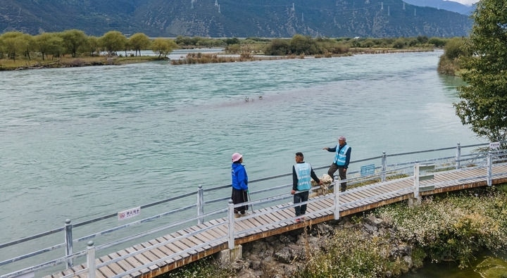 西藏雅尼國(guó)家濕地公園管護(hù)員在巡護(hù)途中小憩（無(wú)人機(jī)照片，2023年9月8日攝）。新華社記者 丁增尼達(dá) 攝