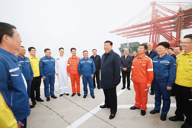 2024年5月22日至24日，中共中央總書記、國家主席、中央軍委主席習(xí)近平在山東考察。這是22日下午，習(xí)近平在日照港親切慰問港口科技工作者、運(yùn)營人員、航運(yùn)人員。 新華社記者 鞠鵬/攝