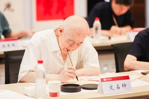 陜西師范大學毛筆手寫錄取通知書現(xiàn)場。校方供圖