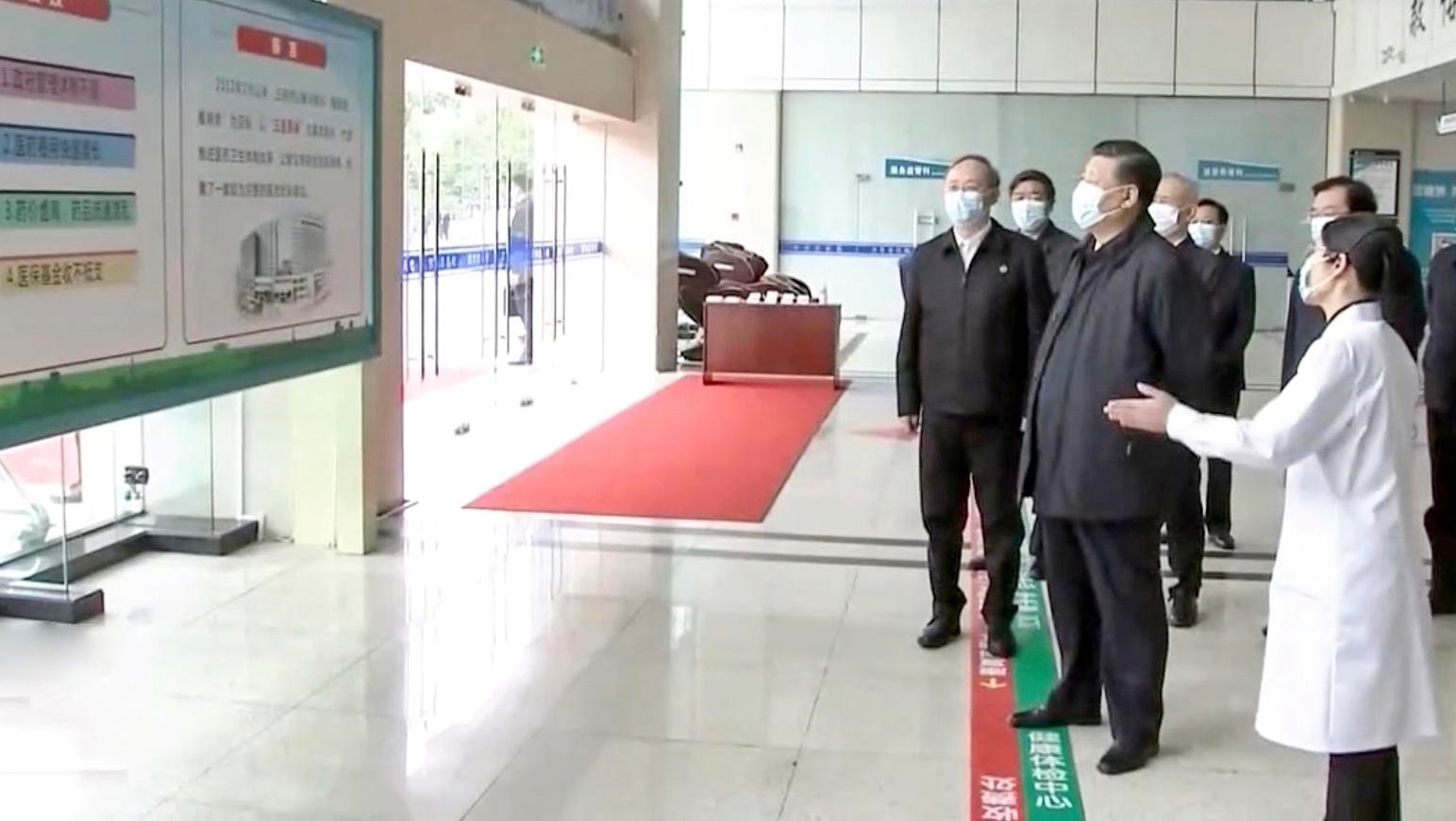 △2021年3月23日，習近平總書記在福建三明沙縣總醫(yī)院住院樓一層大廳，聽取醫(yī)改情況介紹。
