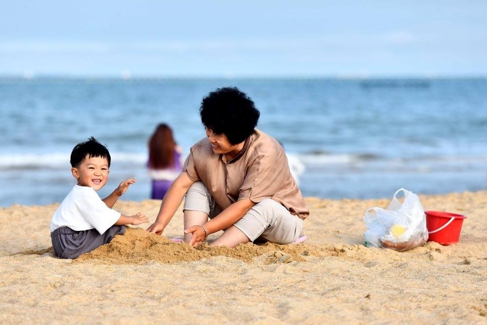 △山東日照陽光海岸綠道沙灘一角。近年來，日照還海于民、還景于民，在保留松林、沙灘、礁石和濕地資源的基礎上，修復整治生態(tài)岸線，打造出一條長約28公里的陽光海岸綠道，吸引眾多市民游客度假休閑。