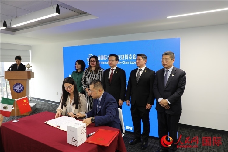 與會(huì)嘉賓簽署關(guān)于共同促進(jìn)墨西哥企業(yè)參加第二屆鏈博會(huì)合作備忘錄。人民網(wǎng) 埃內(nèi)斯托·多明戈斯攝