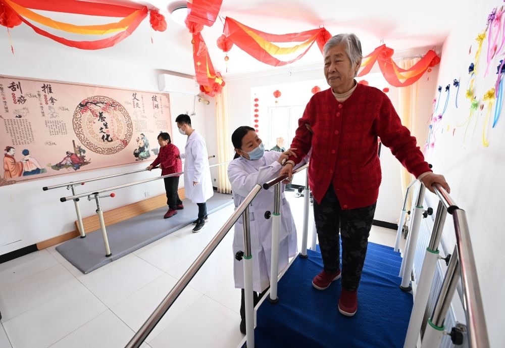 在河北省香河縣安平鎮(zhèn)運河新村醫(yī)養(yǎng)中心，老年人在進行康復訓練（2024年2月29日攝）。新華社記者 王曉 攝