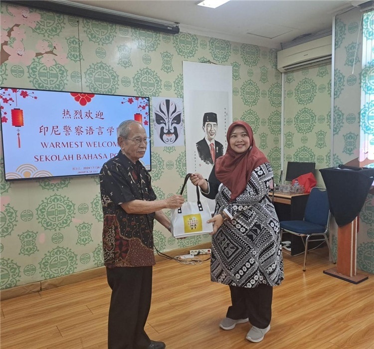 拉哈尤·蘇珊蒂與穆尼交換禮品?；顒又鬓k方供圖