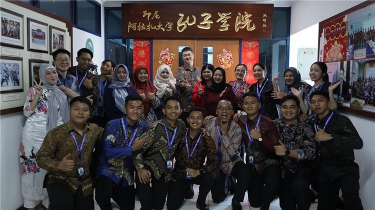 警察 學(xué)員們在孔院門口合影?；顒又鬓k方供圖