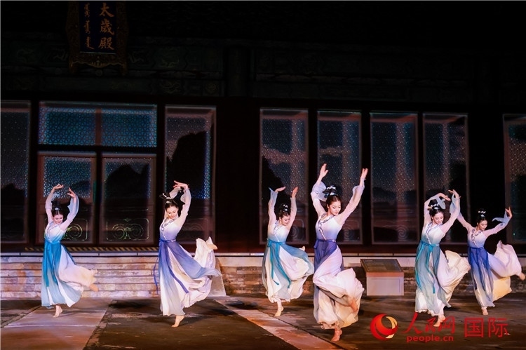 “光影北京——2024世界燈光師大會”開幕式當(dāng)晚的燈光秀表演。人民網(wǎng)記者 趙益普攝