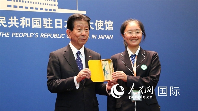 中國小大使向日本永旺1%俱樂部理事長森美樹贈(zèng)送當(dāng)?shù)靥厣Y品。人民網(wǎng) 許可攝