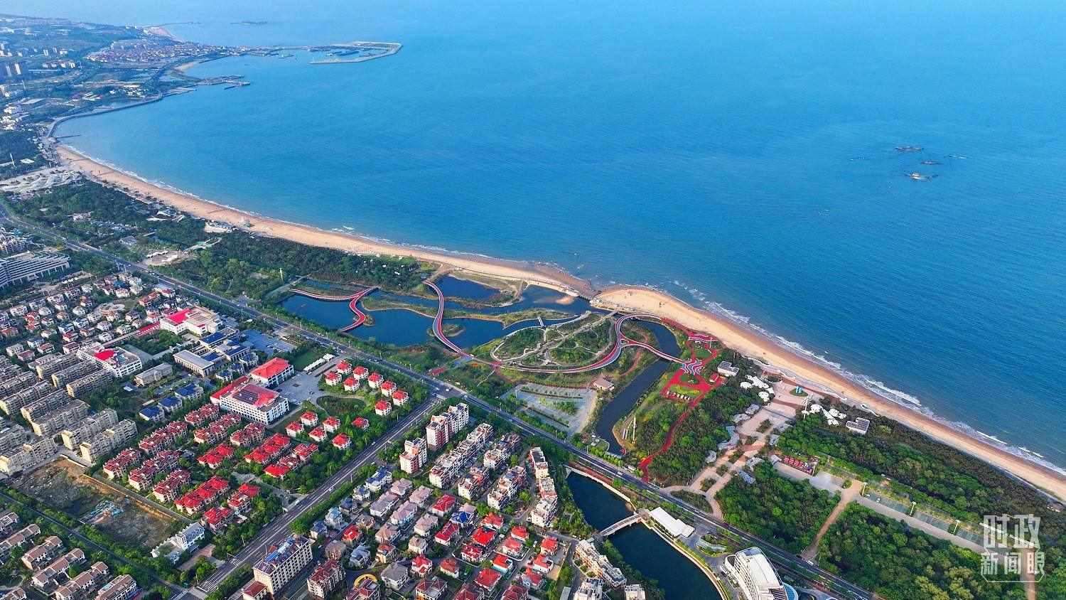 △日照市陽光海岸綠道。近年來，日照市對沿海裸露場地及岸線破損處進行生態(tài)修復(fù)，建成約28公里的陽光海岸綠道，為市民和游客提供了運動休閑好去處。（總臺央視記者范凱拍攝）