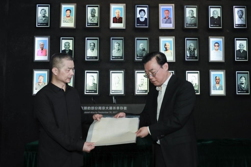 南京大屠殺幸存者高如琴的兒子向軍向侵華日軍南京大屠殺遇難同胞紀(jì)念館捐贈(zèng)高如琴老人相關(guān)物品。（侵華日軍南京大屠殺遇難同胞紀(jì)念館供圖）