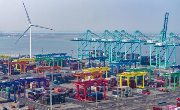 2024年7月3日，一艘集裝箱貨輪停靠在天津港“智慧零碳”碼頭（無人機(jī)照片）。新華社記者 趙子碩 攝