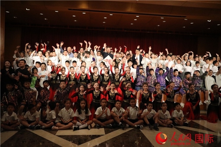 中美青少年藝術(shù)交流匯演活動(dòng)結(jié)束后，嘉賓們與學(xué)生們合影。人民網(wǎng)記者 李志偉攝