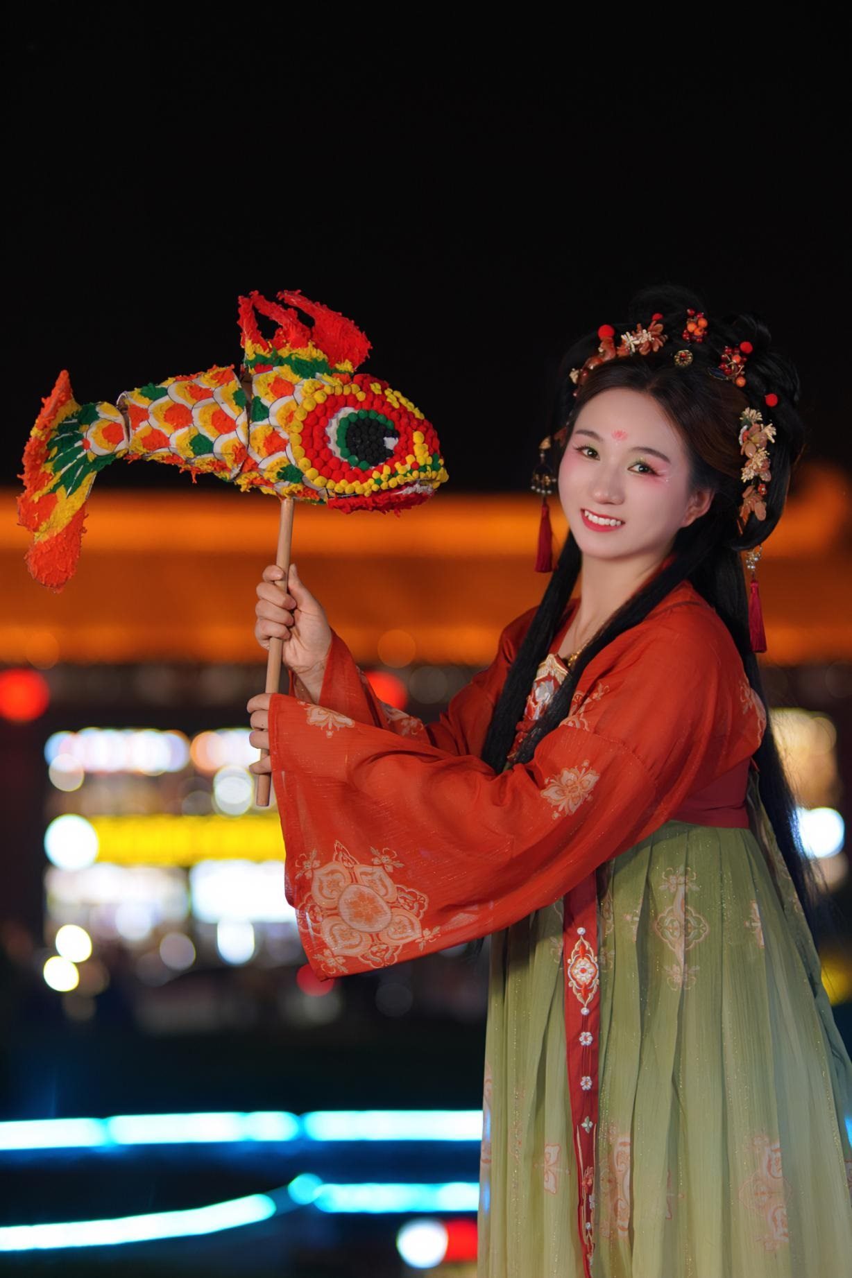 游客身穿漢服漫步在西安大唐不夜城。受訪(fǎng)者供圖