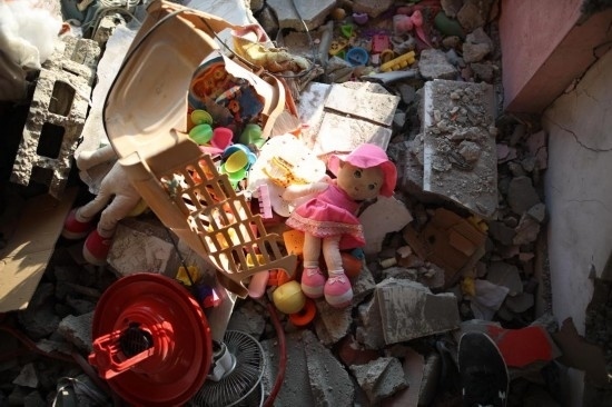 這是7月18日在加沙地帶中部努賽賴特難民營(yíng)拍攝的遭到以軍襲擊的建筑廢墟。新華社發(fā)（馬爾萬·達(dá)烏德攝）