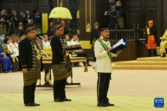  7月20日，馬來西亞總理安瓦爾（右）在吉隆坡出席最高元首登基儀式。新華社發(fā)（馬來西亞新聞局供圖）