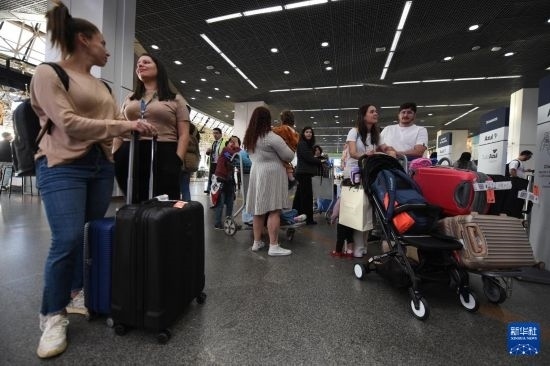 7月19日，受影響航班的旅客在巴西首都巴西利亞機(jī)場(chǎng)等待。新華社發(fā)（盧西奧·塔沃拉 攝）