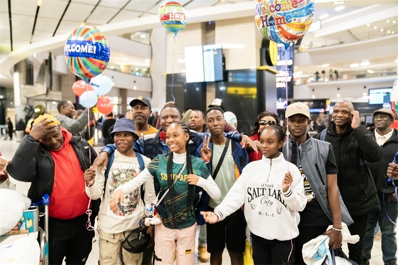 家長(zhǎng)們熱情歡迎從中國(guó)歸來(lái)的學(xué)生。希拉茲·莫林?jǐn)z