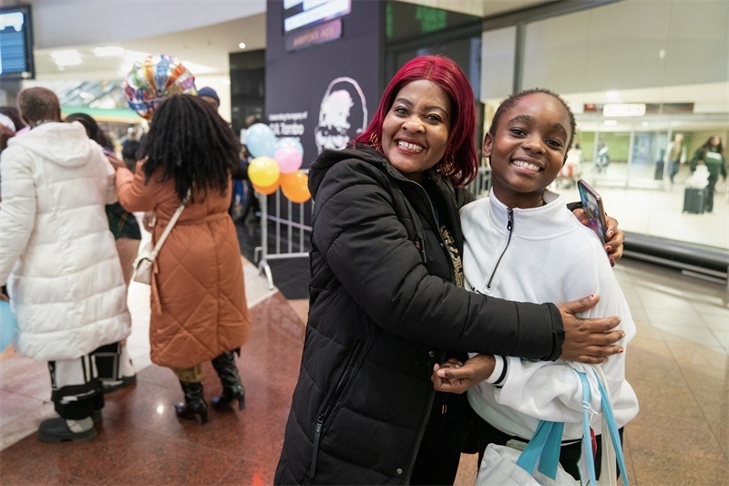 學(xué)生與家長(zhǎng)相擁歡慶。希拉茲·莫林?jǐn)z