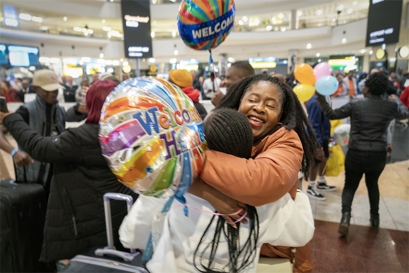 學(xué)生與家長(zhǎng)相擁歡慶。希拉茲·莫林?jǐn)z