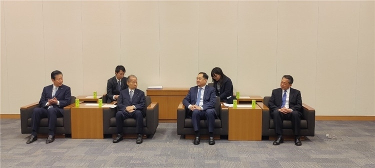 4月11日，楊萬(wàn)明會(huì)長(zhǎng)在東京會(huì)見日中友好議員聯(lián)盟會(huì)長(zhǎng)二階俊博（左二）。中國(guó)人民對(duì)外友好協(xié)會(huì)供圖