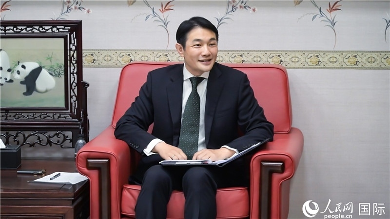 使館發(fā)言人畢海波公參介紹黨的二十屆三中全會情況并回答記者提問。人民網(wǎng) 郭錦標(biāo)攝