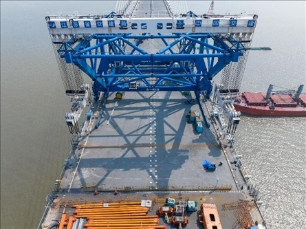 △ 圖為我國自主研發(fā)的世界最大噸位橋面吊機。