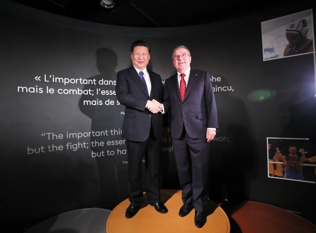 2017年1月18日，國(guó)家主席習(xí)近平在瑞士洛桑國(guó)際奧林匹克博物館會(huì)見國(guó)際奧林匹克委員會(huì)主席巴赫。這是習(xí)近平和巴赫在奧運(yùn)冠軍領(lǐng)獎(jiǎng)臺(tái)上合影。新華社記者 蘭紅光 攝