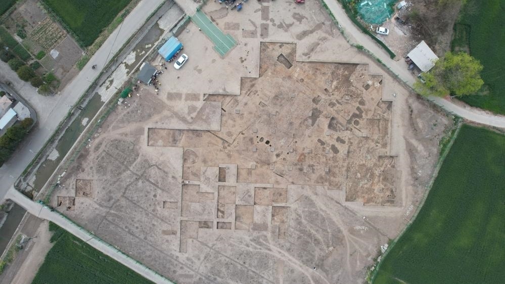 這是2024年3月23日拍攝的四川省廣漢市三星堆遺址發(fā)掘區(qū)（無人機照片）。新華社發(fā)（四川省文物考古研究院供圖）