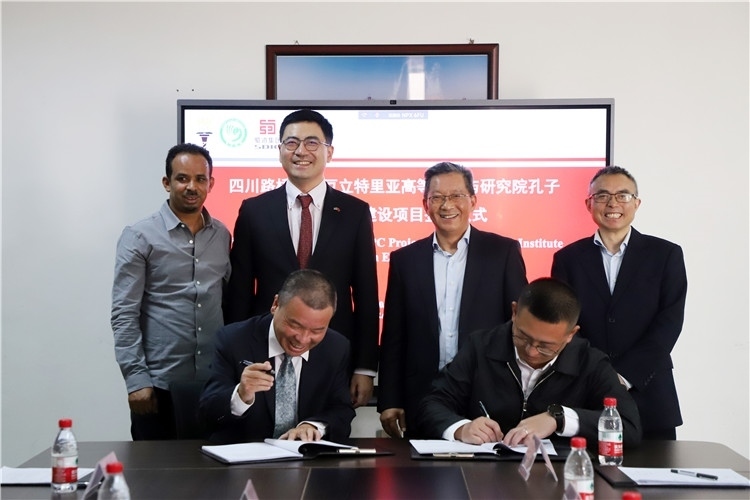 圖2：圖為4月30日孔子學(xué)院教學(xué)樓項(xiàng)目簽約儀式現(xiàn)場(chǎng)。四川路橋供圖