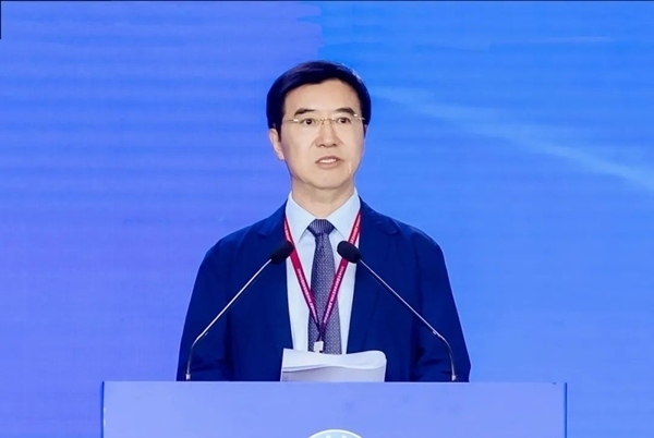 杜玉波在第八屆產(chǎn)教融合發(fā)展大會上作主旨報告。中國高等教育學(xué)會供圖