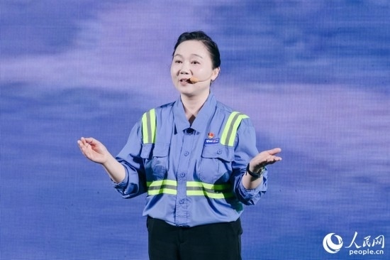 黃英紅講述在互聯(lián)網(wǎng)“種地”的故事。人民網(wǎng)攝